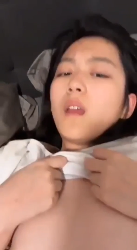 Em gái đeo kính dâm đãng